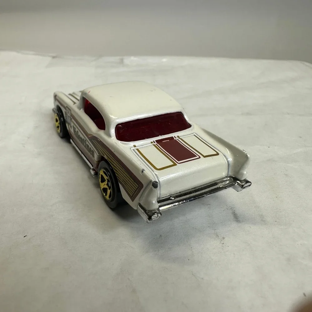 Hot Wheels 2018 Valentines 57 Chevy Diecast Car White‎ Red Gold 164 Scale